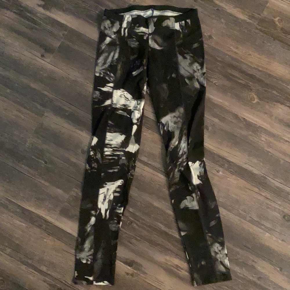 Vera Wang “Black and White Designed” Tights